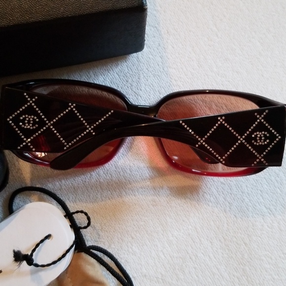 ** SOLD ** 100% authentic Chanel sunglasses - Picture 2 of 8